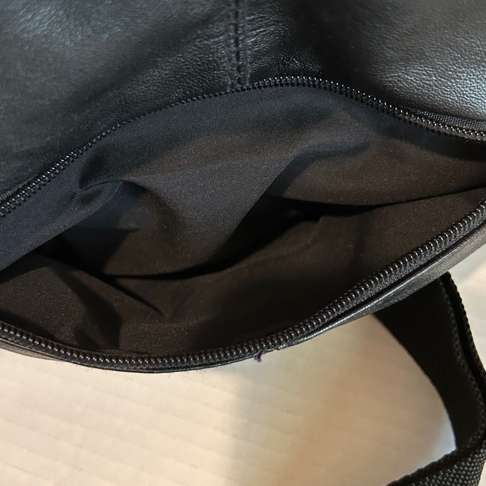 Vintage Black Leather waist pack. 3 separate zippered pouches.Soft leather. - Picture 7 of 9
